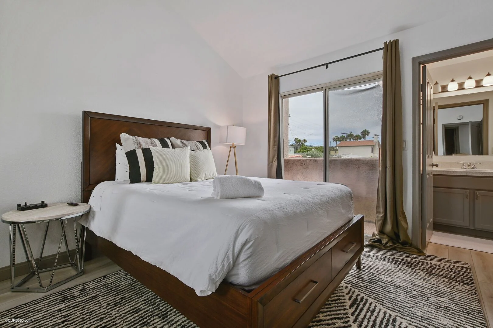 Block from Pacific Beach Bath Seaside Retreat Estate